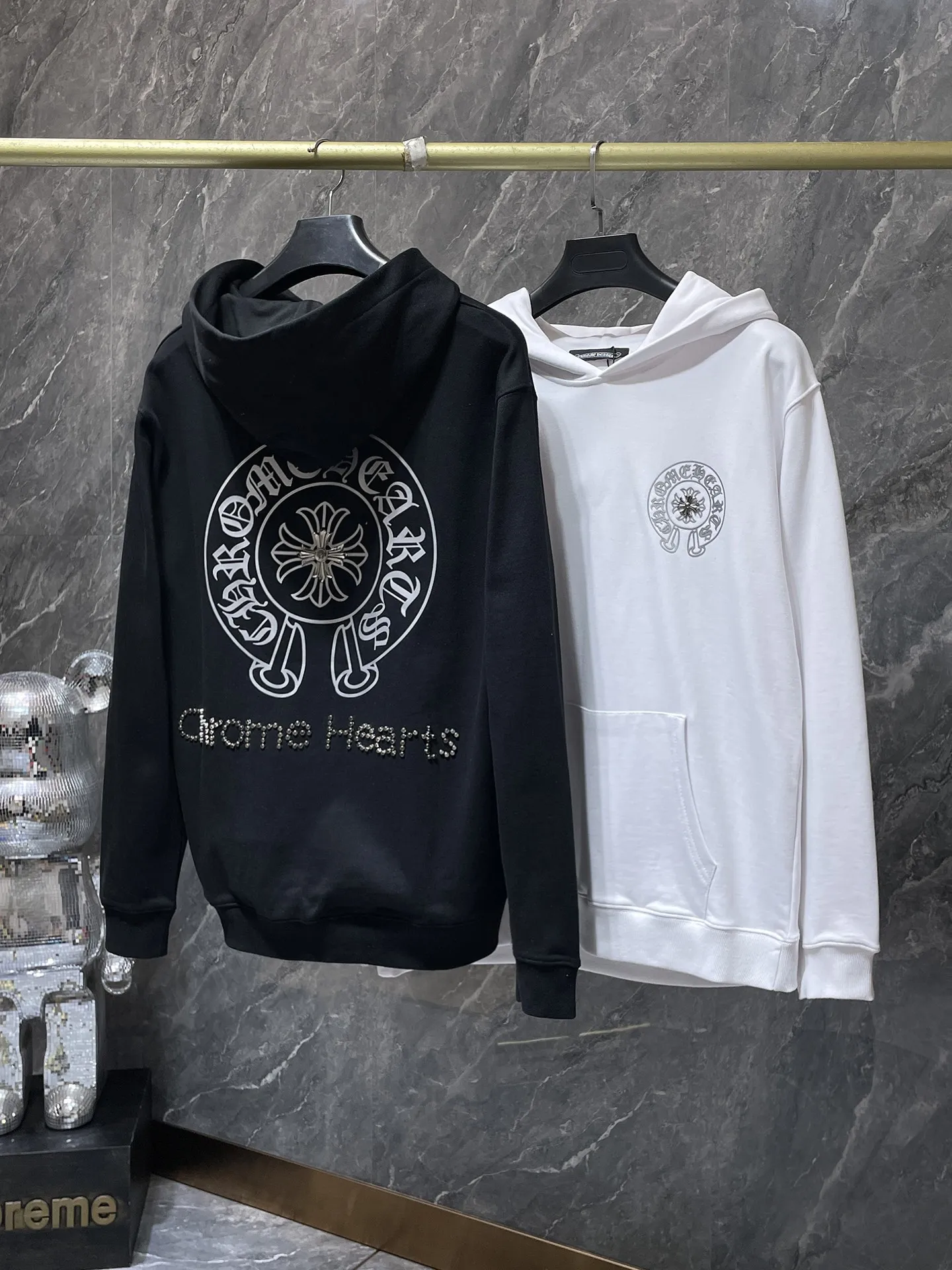 P246 Chrome Hearts Autumn and Winter 2025 New products are available at the counter at the same time. High-weight, environmentally friendly and high-quality top-quality fabrics. Chrome Hearts Sanskrit cross-engraved film, hot diamonds, hand-buttoned hoodies, counters at the same time. Re-engraved version 1:1. Recommended color: black, white. Size: S, M, L, XL.